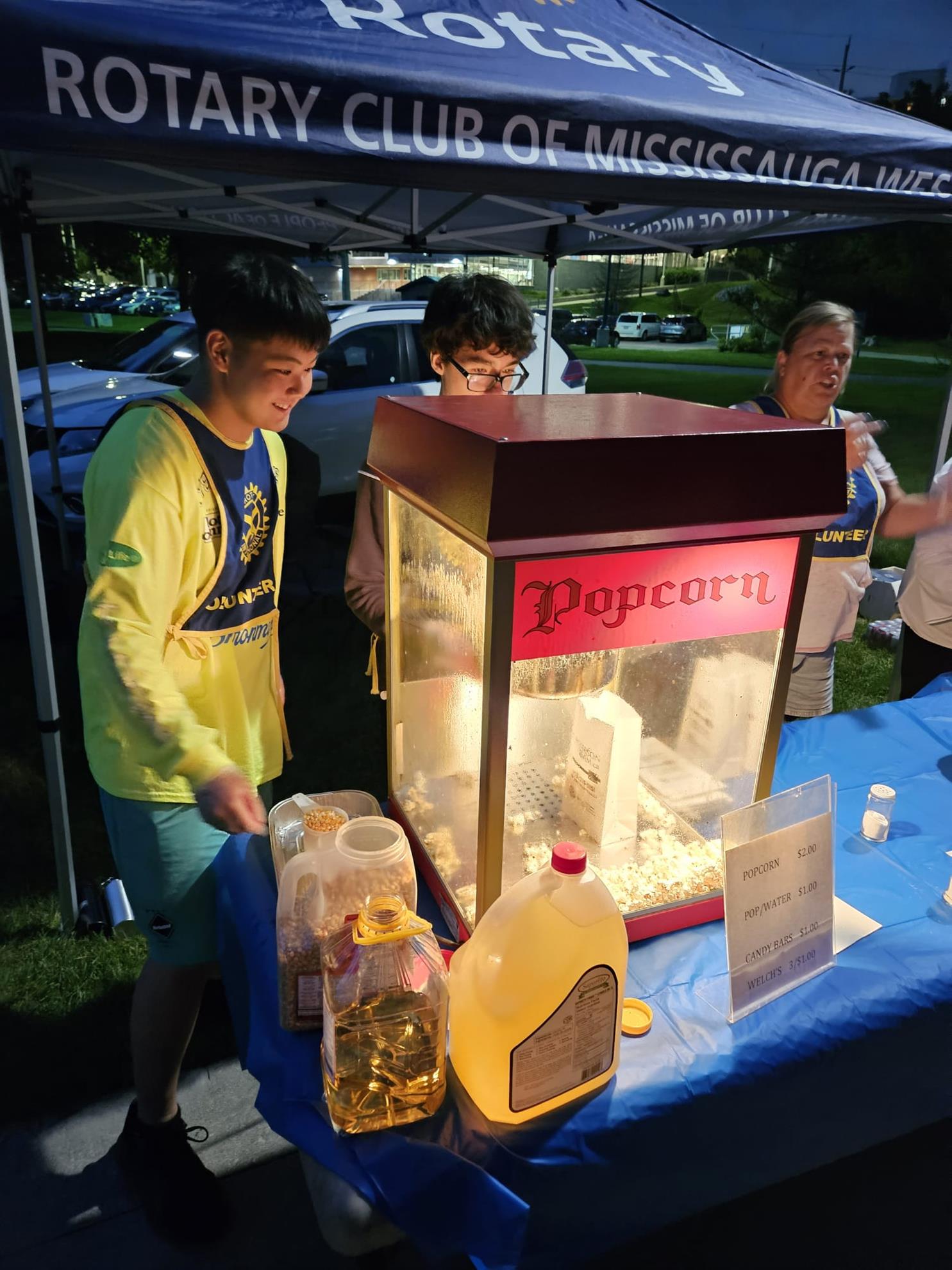Rotarian-at-Popcorn-machien.jpg