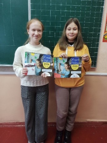 Two girls holding up booksAI-generated content may be incorrect.