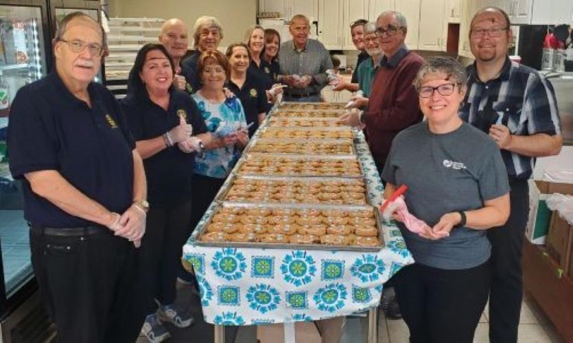 Rotary-Decorates-smile-cookies