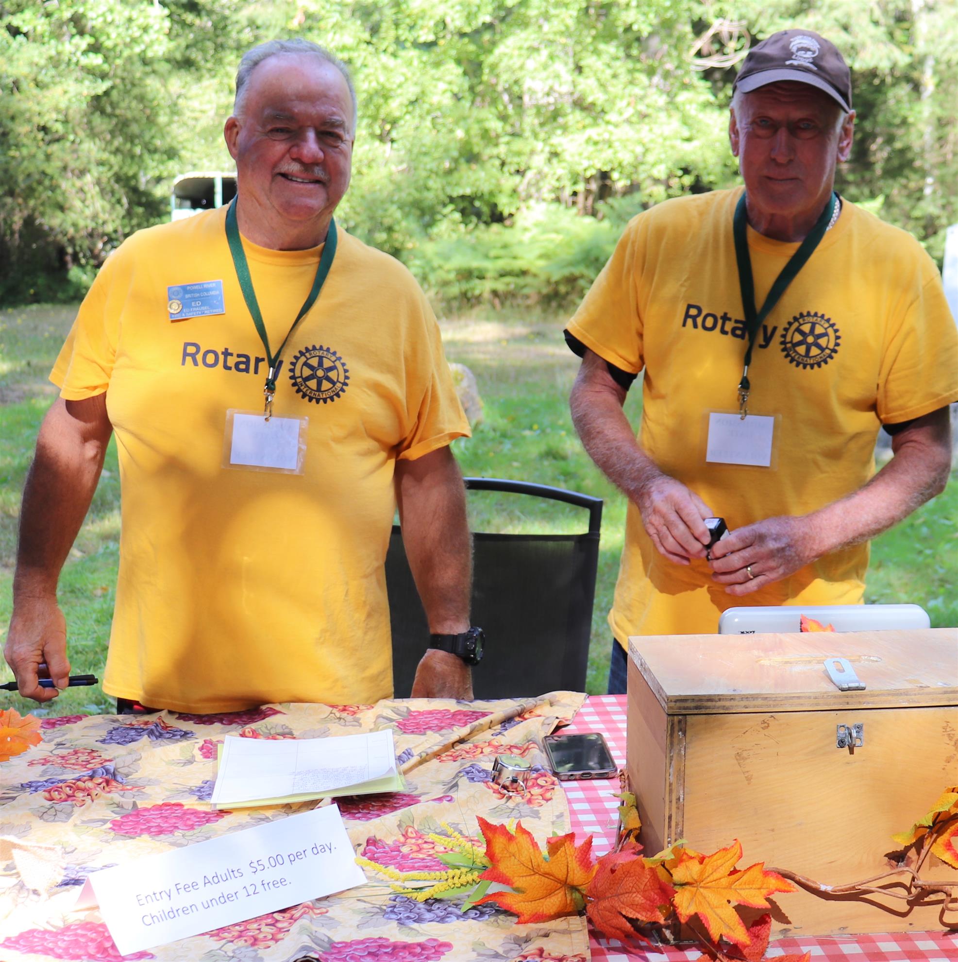 helping-at-fall-fair-rotary-club-of-powell-river