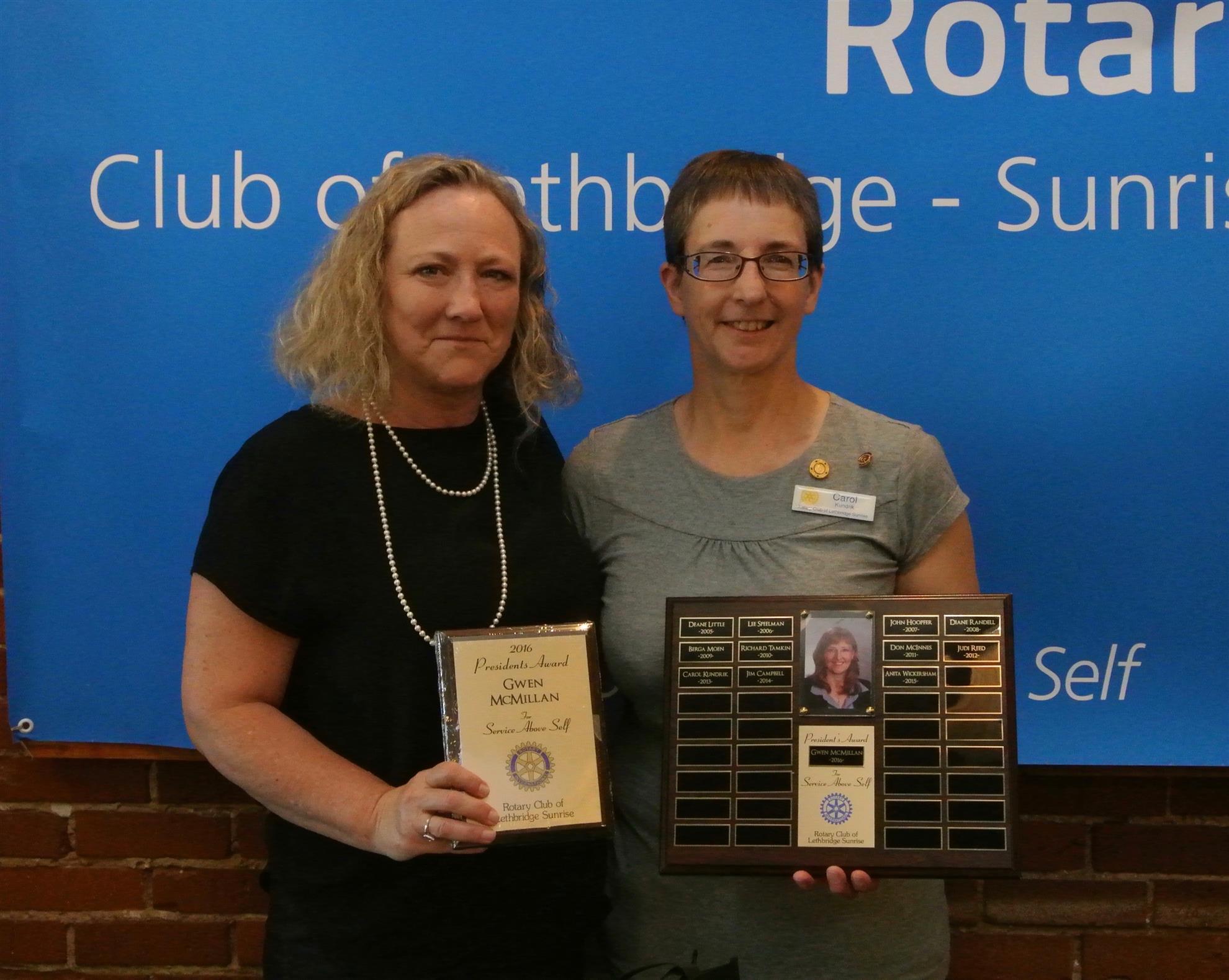Carol gives Gwen the 2016 President's Award