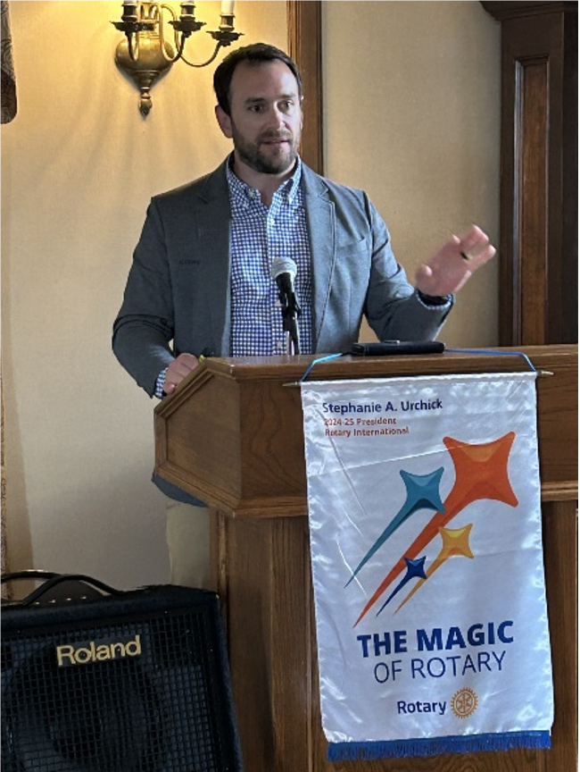 A person standing at a podiumAI-generated content may be incorrect.