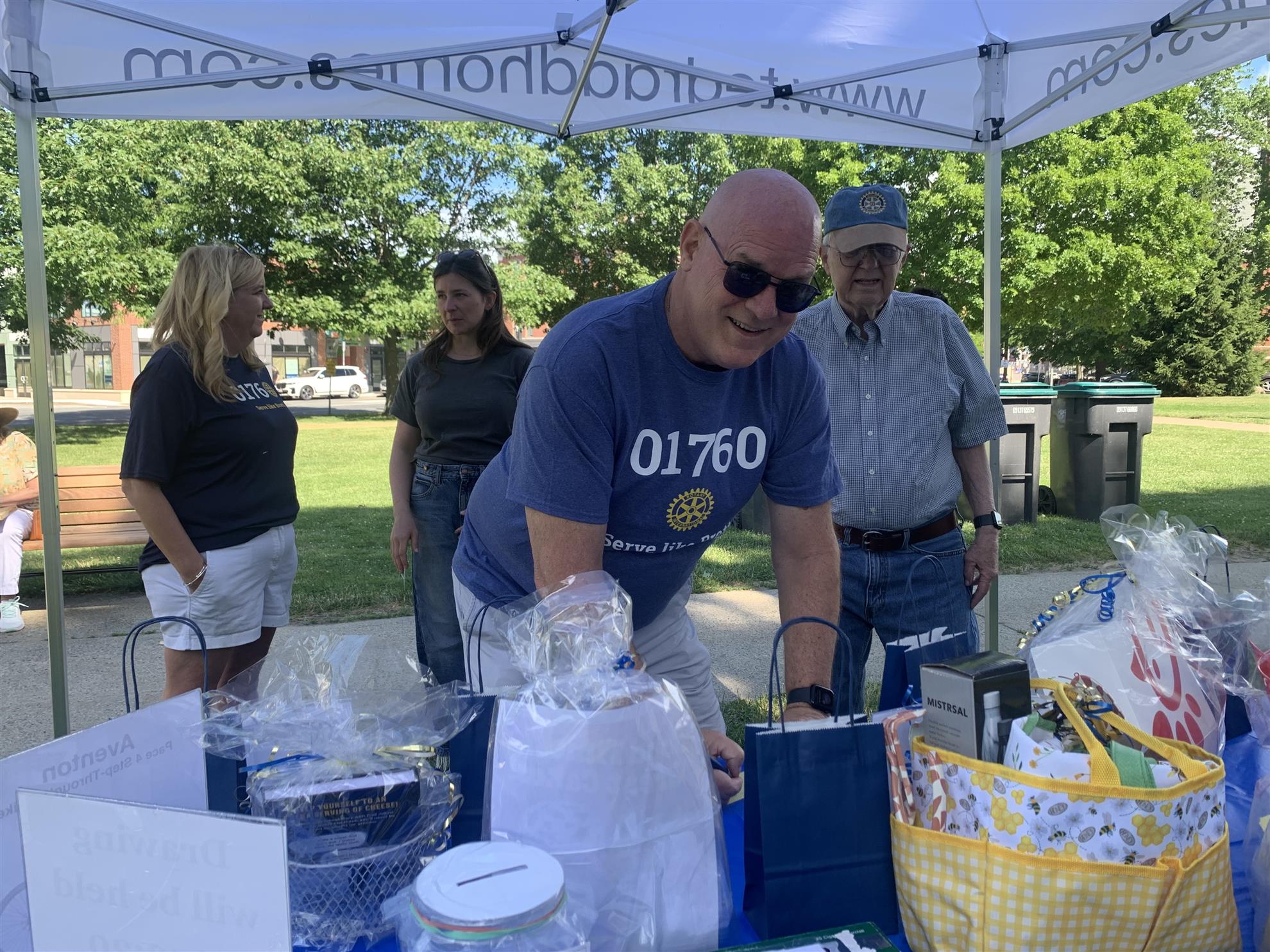 Dan-at-raffle-table.jpg