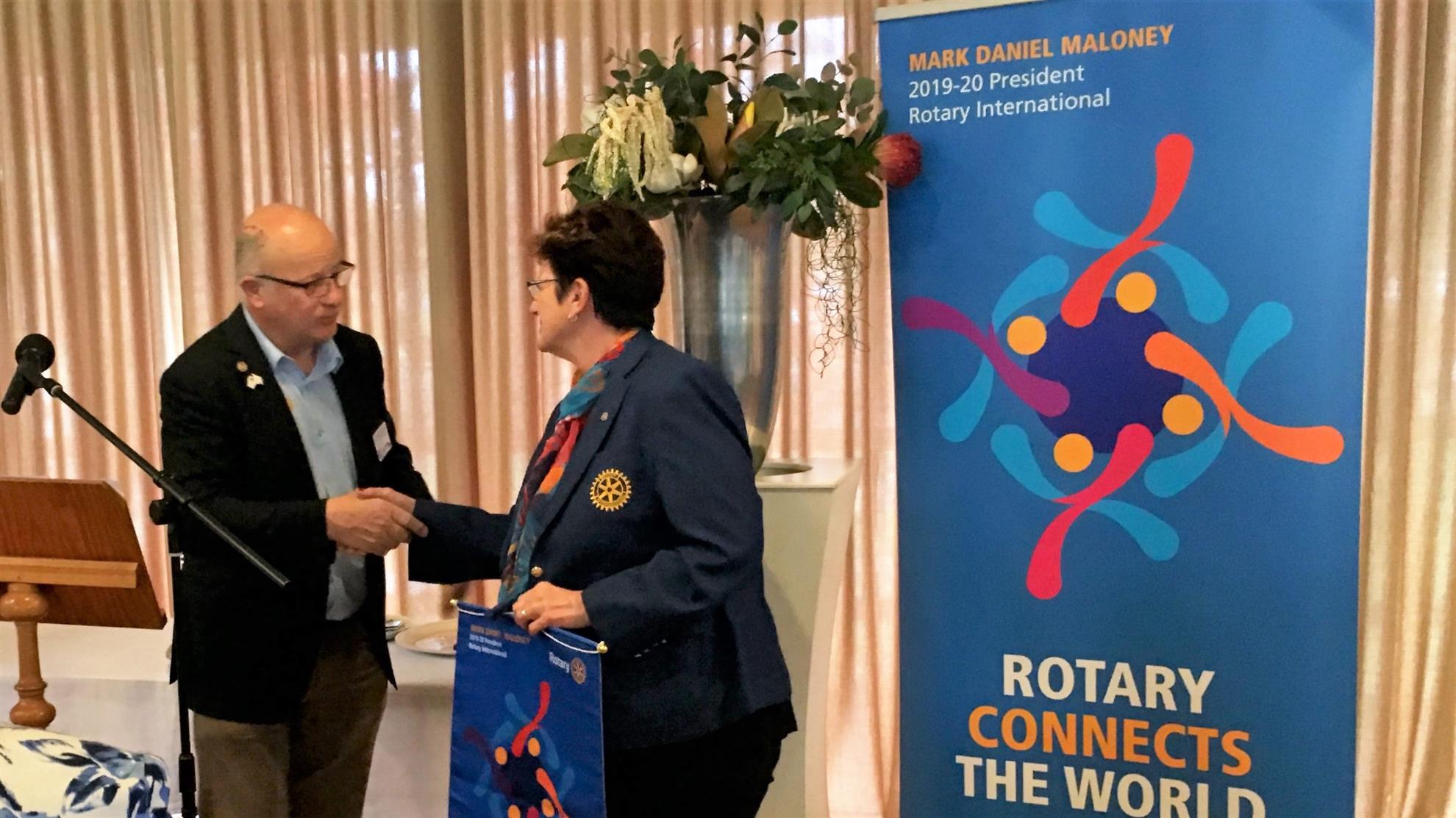 læber Putte Registrering DG Anthony Inducts DGE Rosanne | Rotary Club of Maryborough
