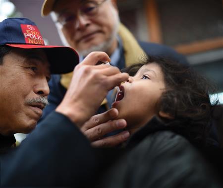 Immunizing children worldwide against polio