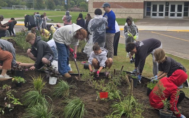 Students-Planting-2.jpg