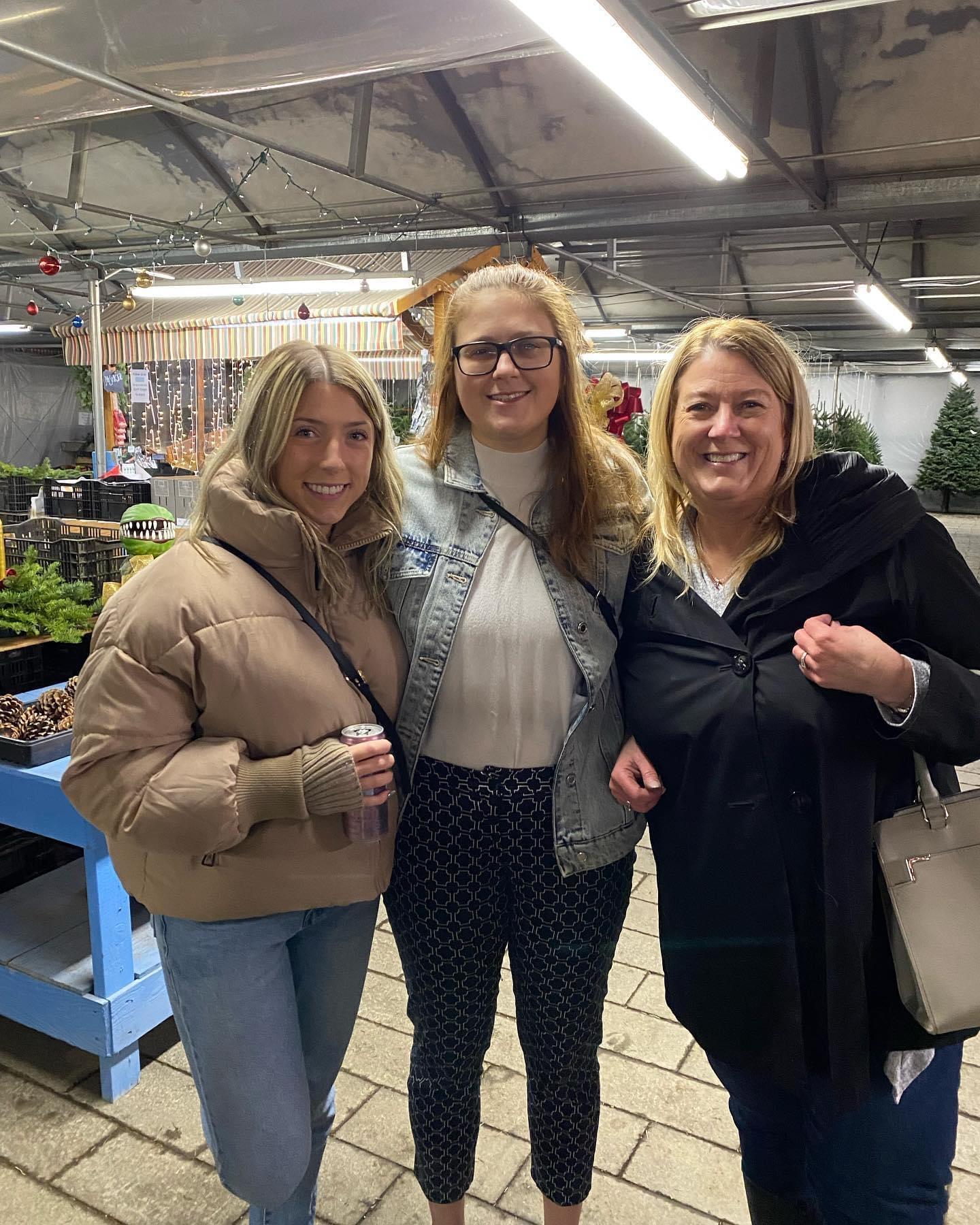 Laura Asgari & her daughters. 