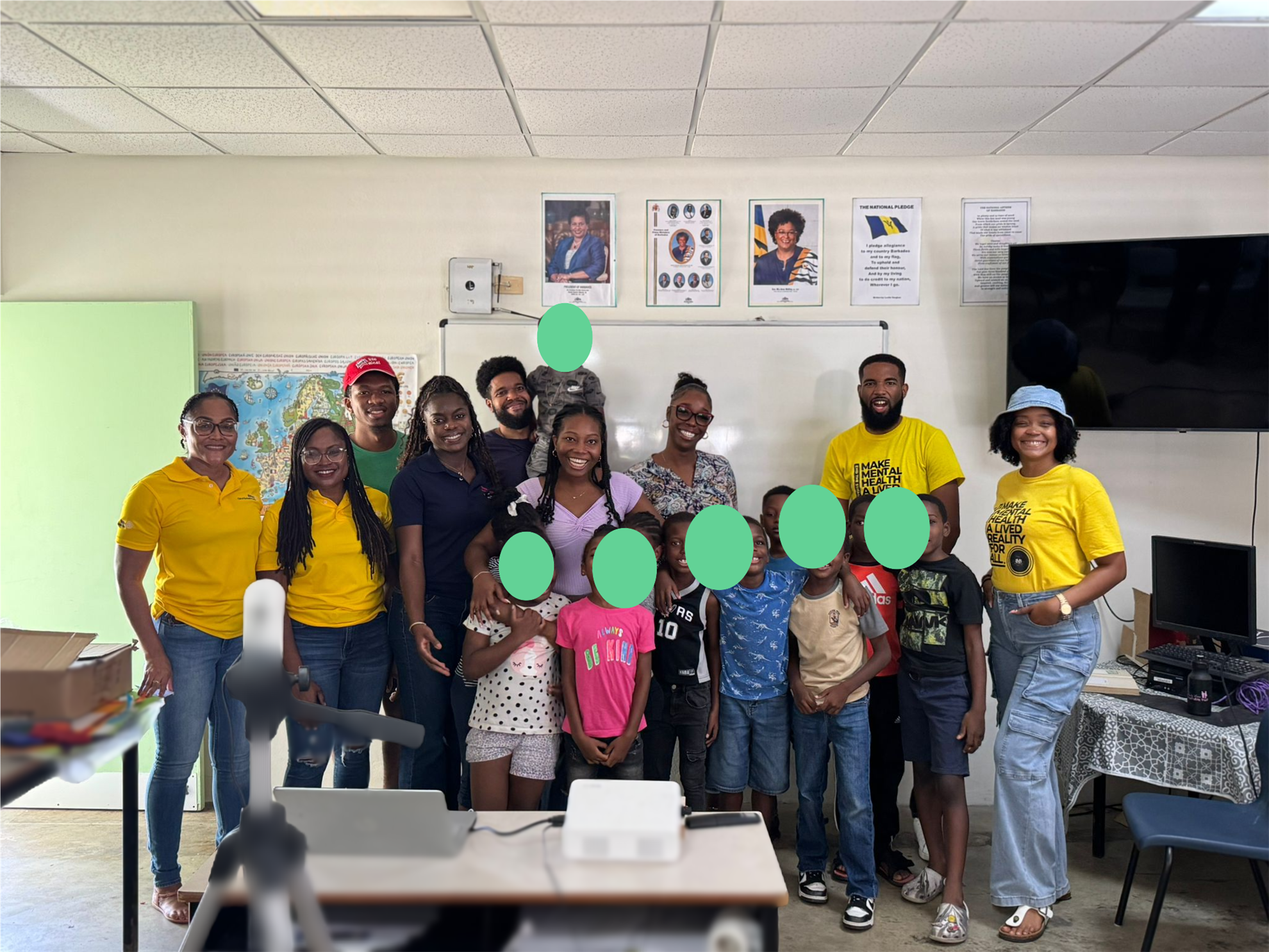 Image of Rotarians and Rotaractors with the children who participated in the reading room