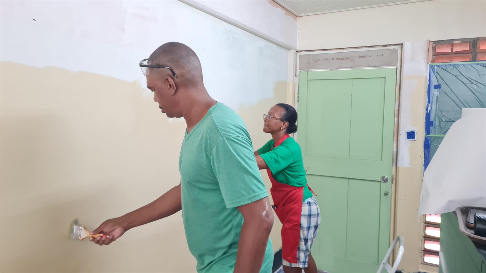 Rtn Maurice and Cherie from Kiwanis painting