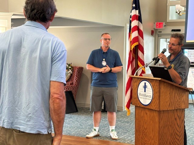 Outgoing President Mike Farewell