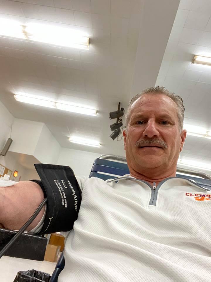Rotarian Ron Worth relaxing while donating blood.