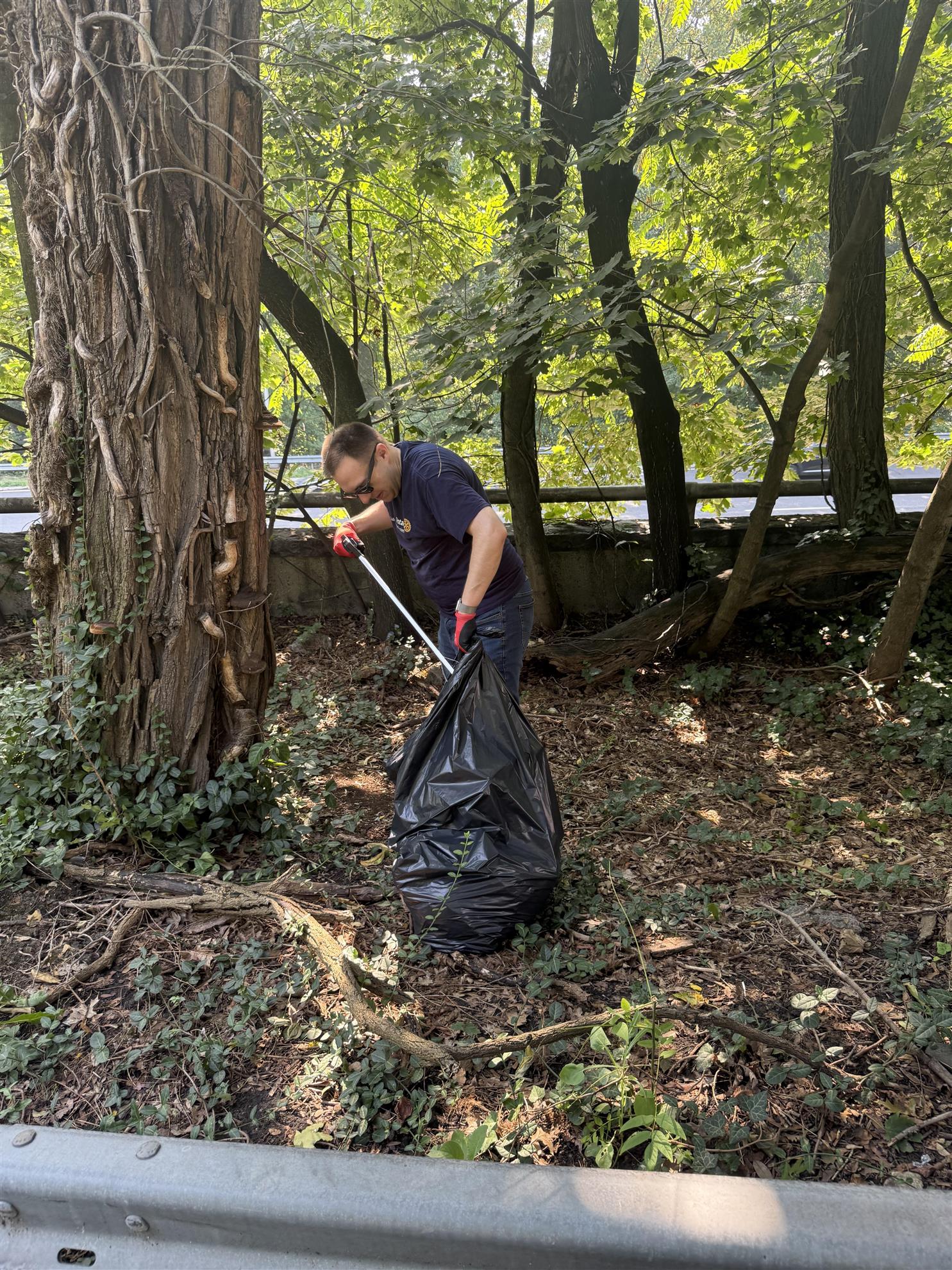 Club President Alan Gray picking up trash along Midland Avenue in Yonkers