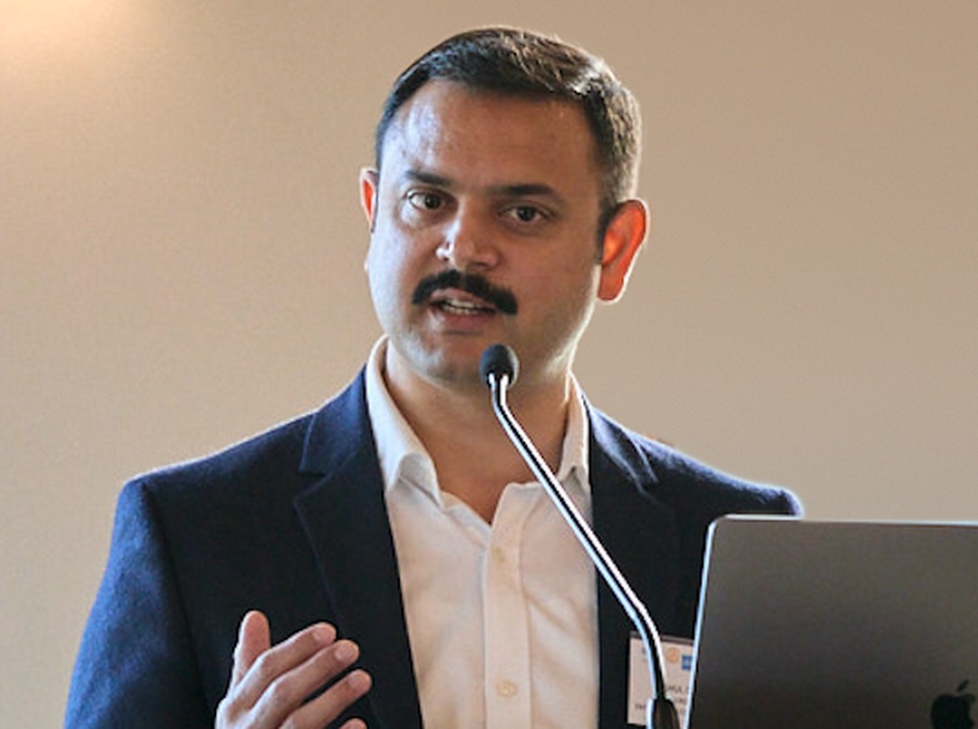 Anshul Chopra of Microsoft Australia speaking at the Rotary Club of Hawthorn Business Breakfast
