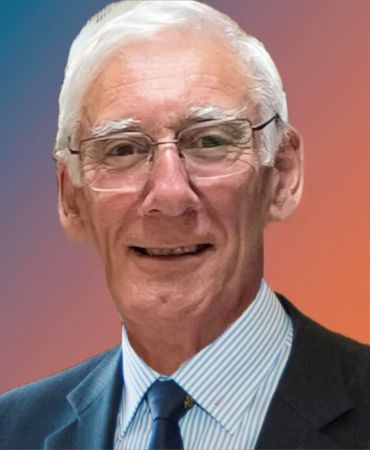 A person in a suit and tie

AI-generated content may be incorrect.