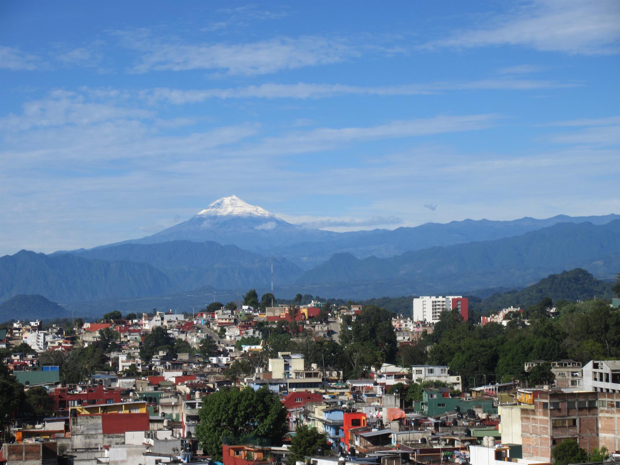 Vista parcial de la ciudad de Xalapa con el pico de Orizaba al fondo