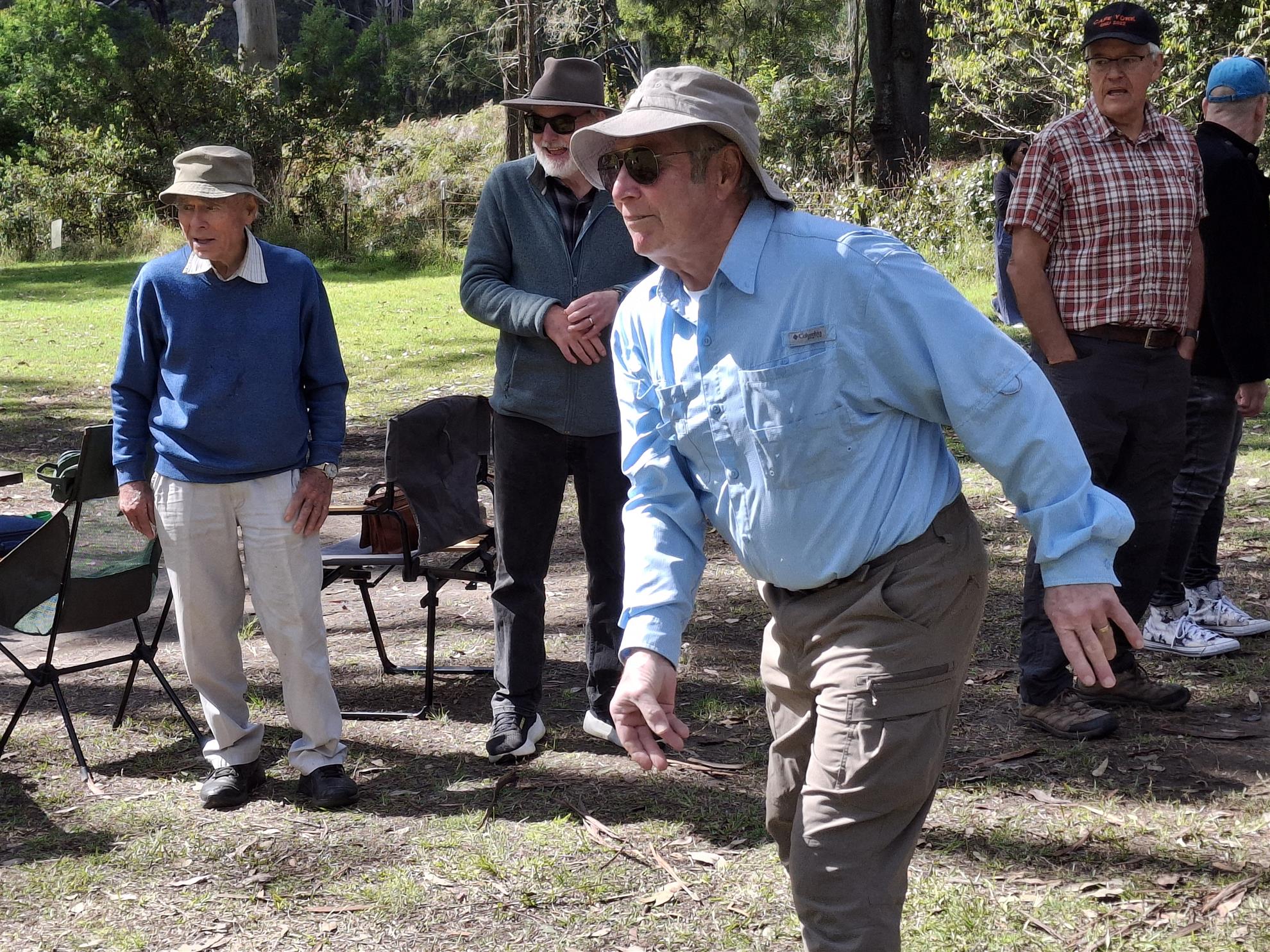 A group watching a Finska throw with interest