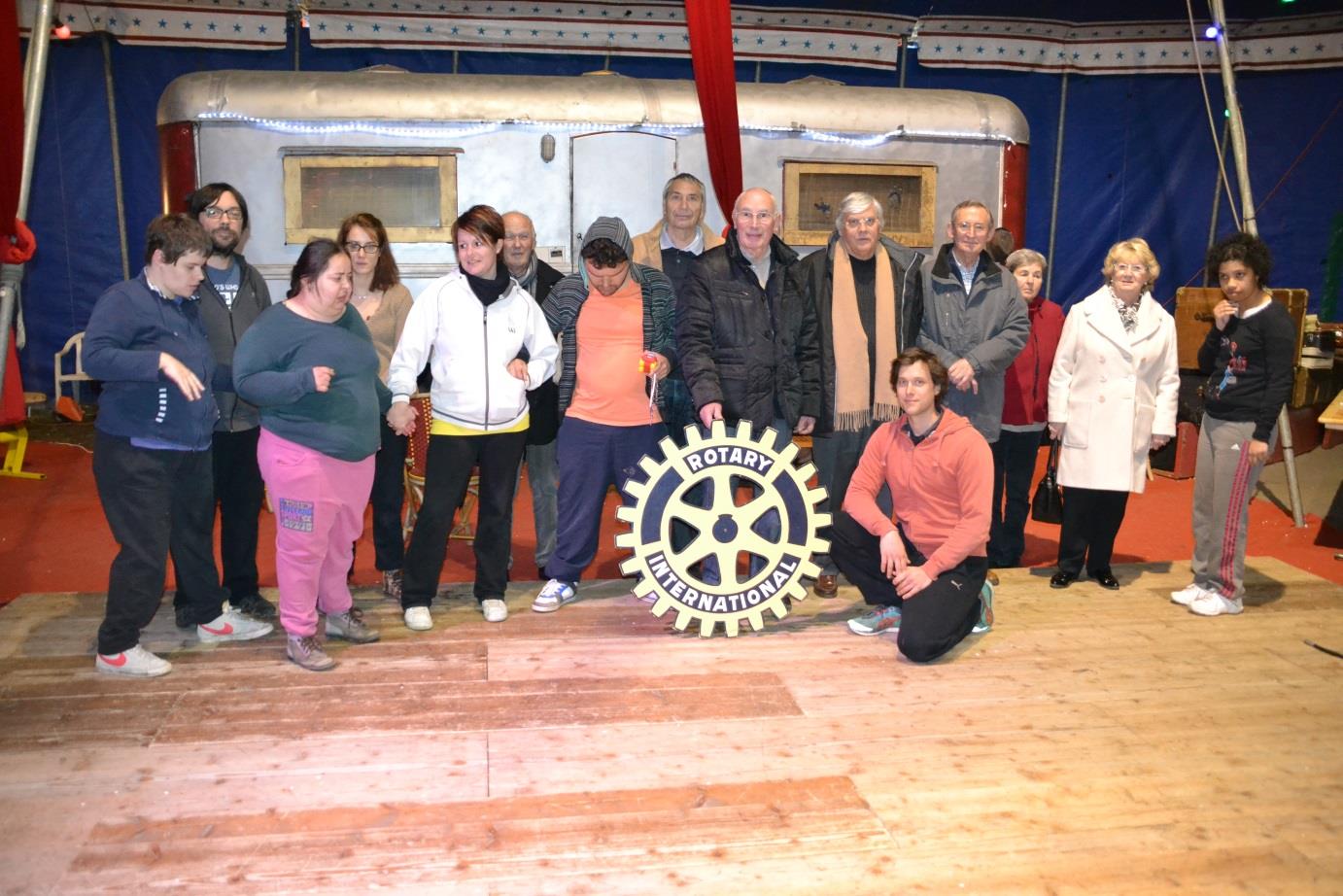 Johann Elain est au premier plan de la photo et notre Président Jean-Louis Malezy tient la roue Rotarienne heka