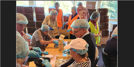 ForaMeal project - members packing emergency meals