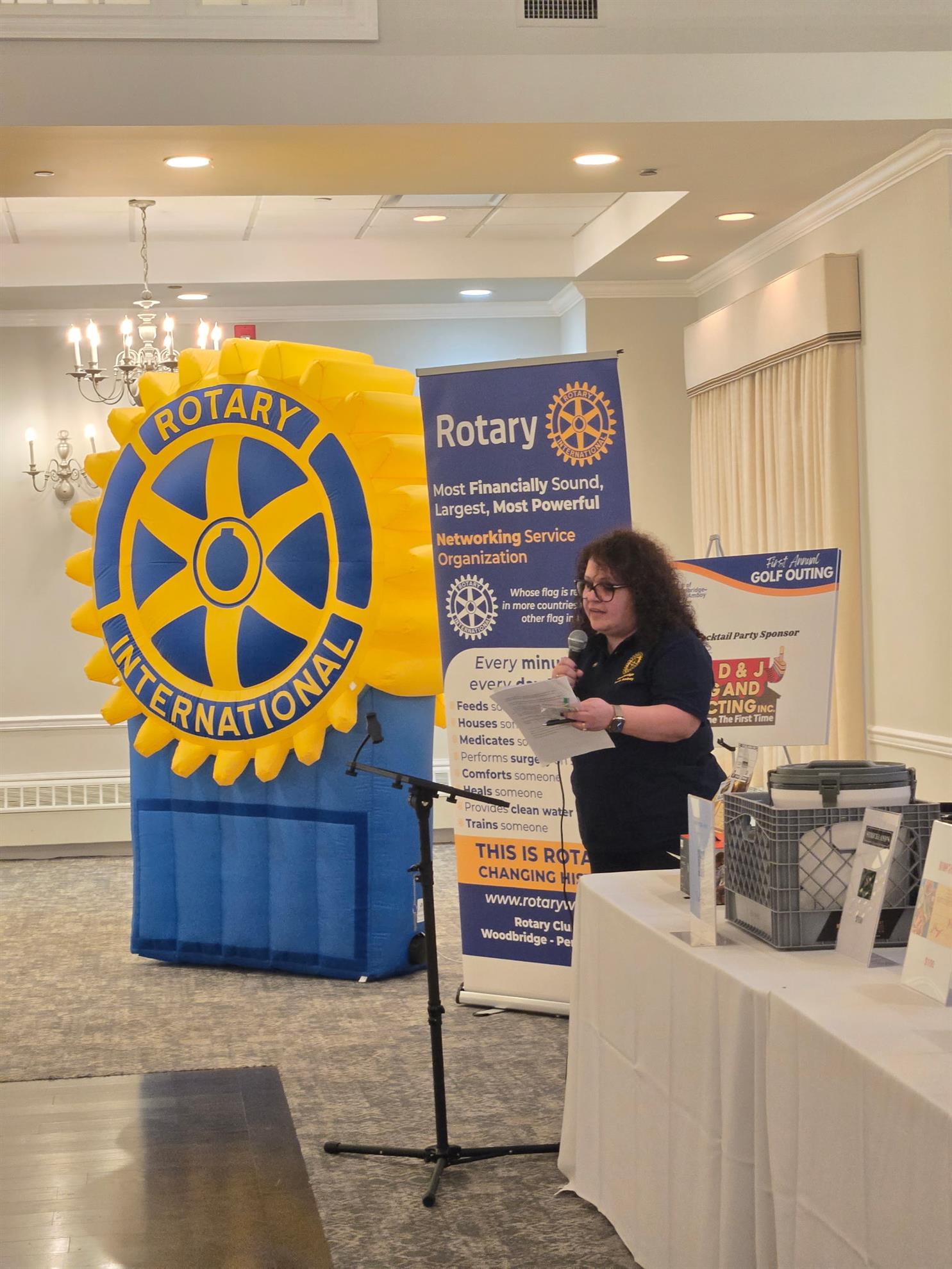 Isabel-addresses-Golfers---Rotary-Volunteers.jpeg