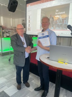 Tommy tackar Anders med ett Diplom