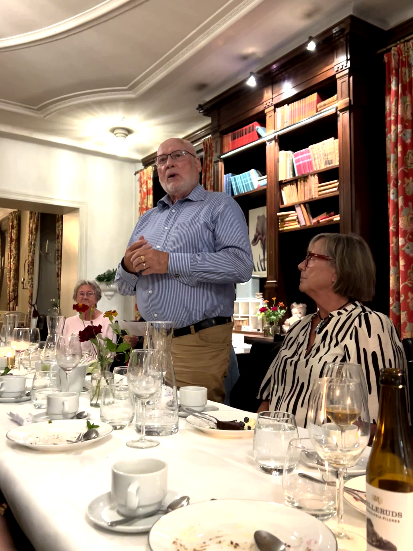 Håkan gratulerar och tackar för en lyckad kväll