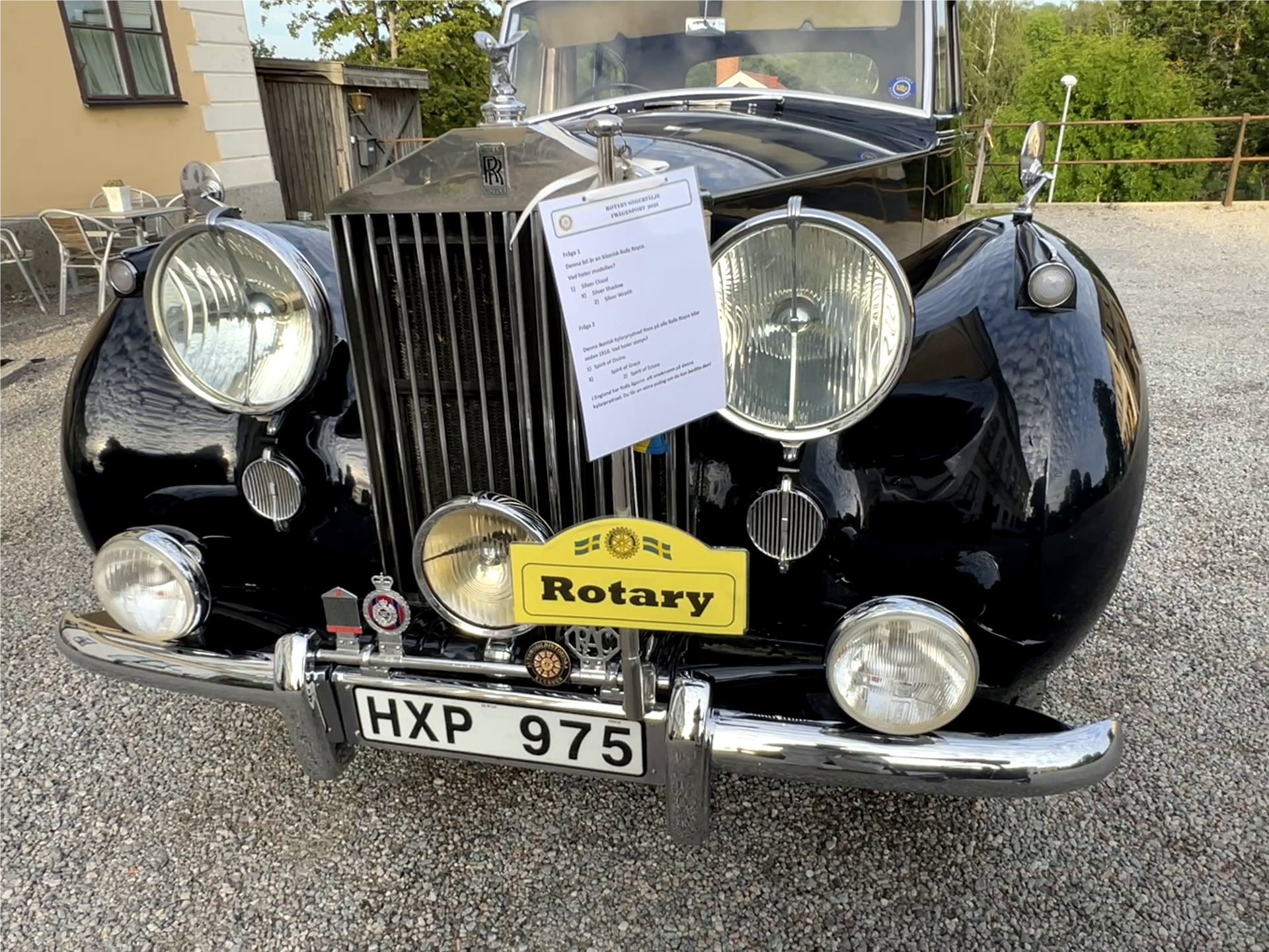 Blank bil med frågor