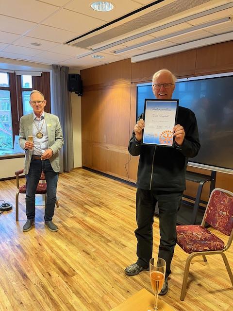 Gösta med sitt bevis på att han är Hedersmedlem i Alvesta Allbo Rotaryklubb