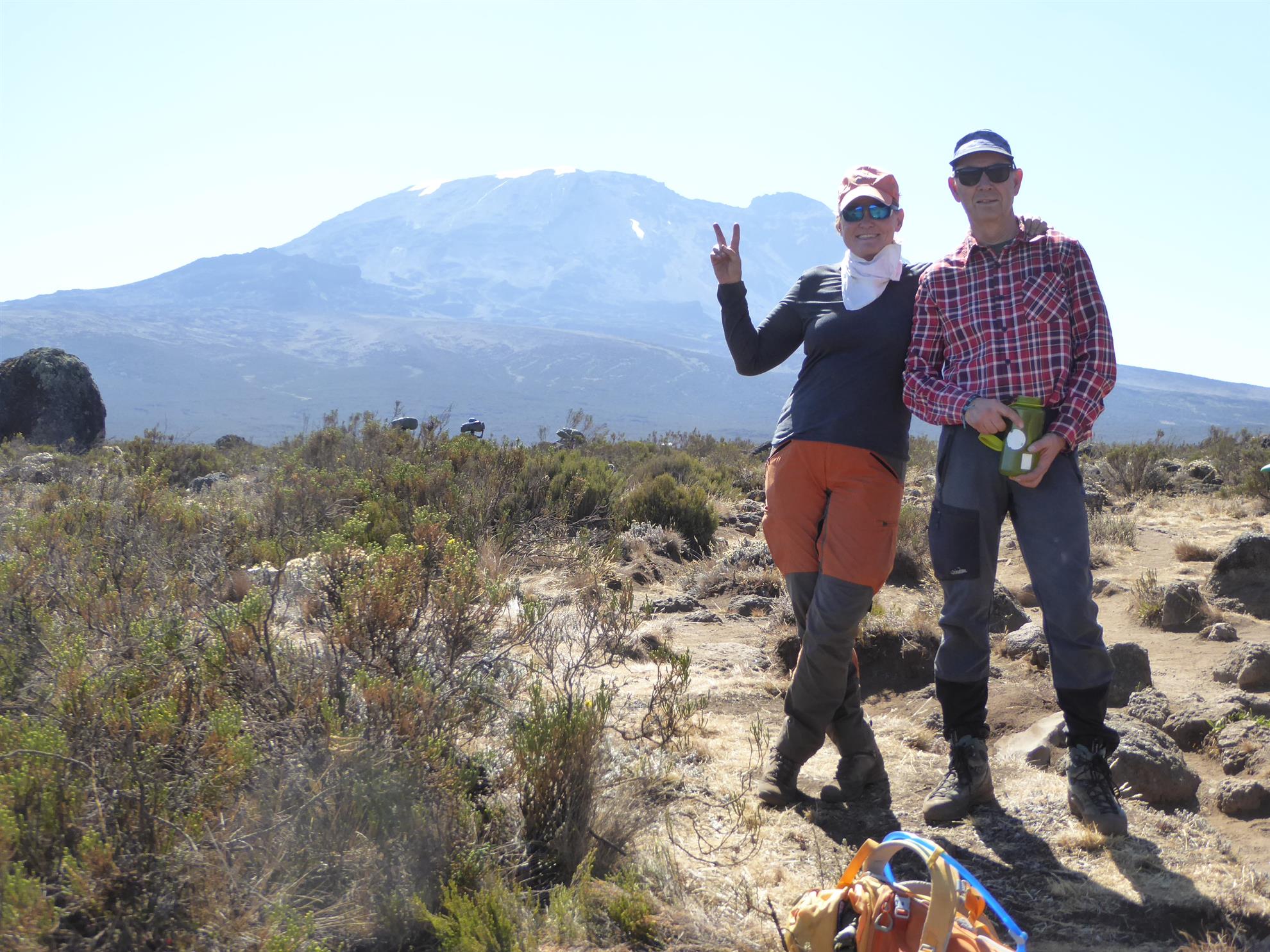 Lotta Fischerström och Anders Johansson vid foten av Kilimanjaro. Foto: Daniel Rydén