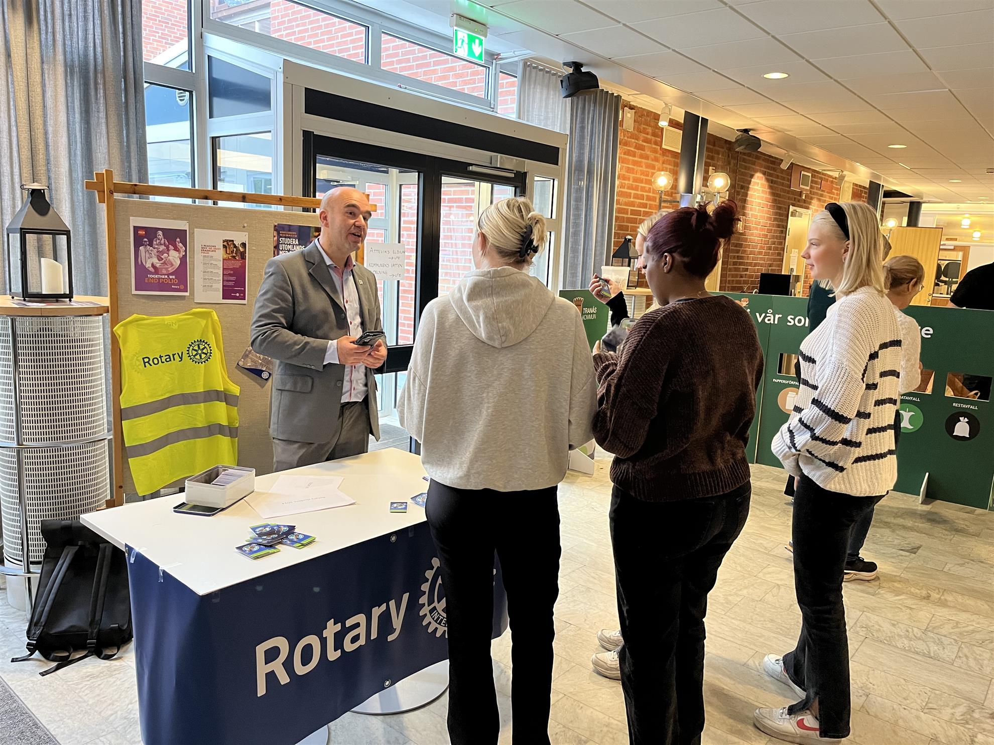 Edin och Anne inspirerar eleverna på Holavedsgymnasiet i Tranås att se sig om i världen med Rotary.