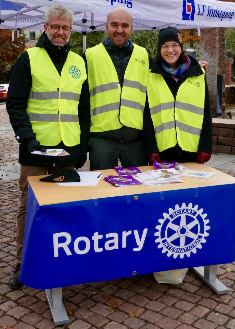 Edin Paradzik, president i Tranås-Sommenbygden Rotaryklubb, flankerad av Peter Sterne och Irina Kvarnström, kampanjar för att utrota polio