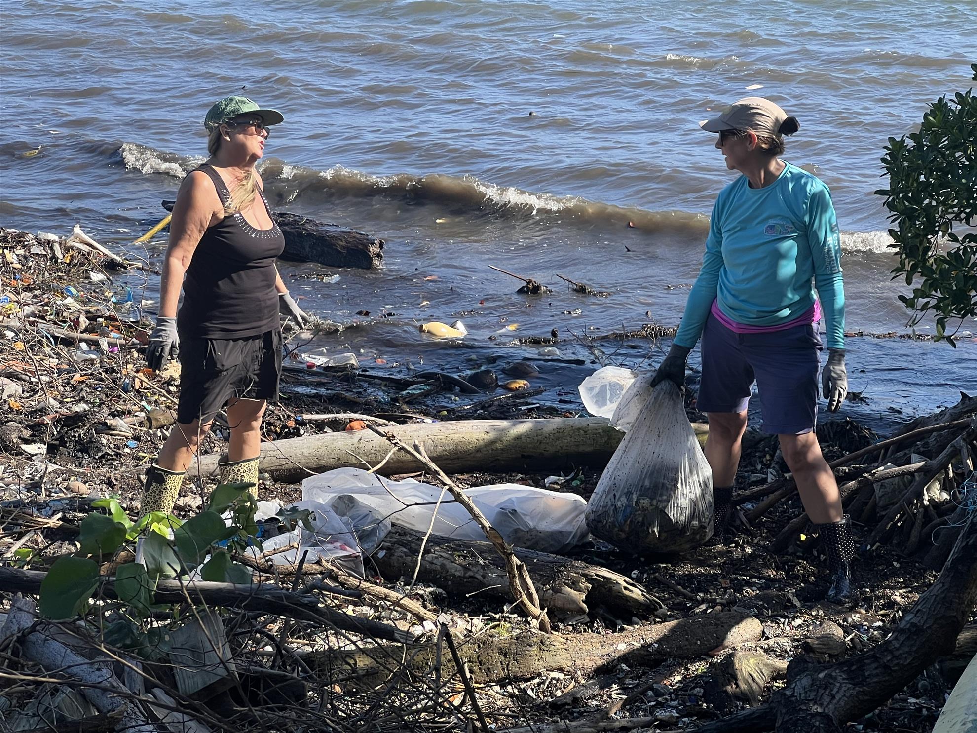 Angela Szuch (left) and Tonya Griffith are cleaning the beach in Brick Bay (Photo: Roger Bjoroy-Karlsen)