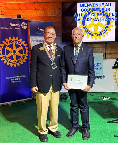 Le Gouverneur Clément Ah-Line remet le certificat du Cercle Paul Harris