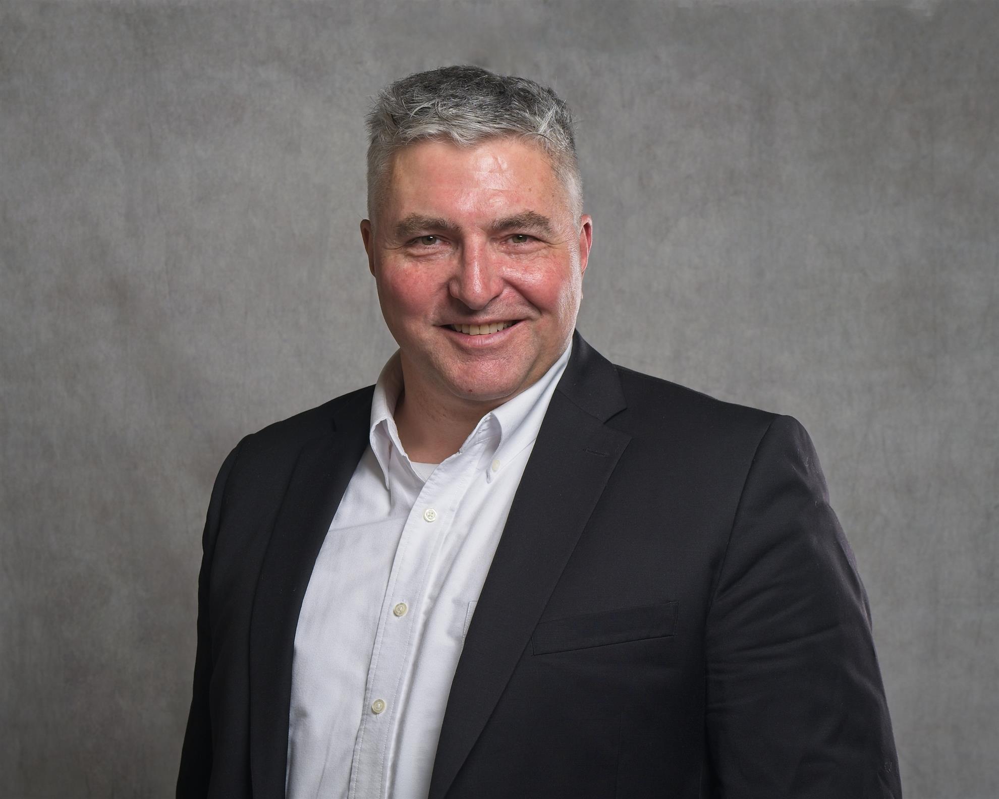 head shot of Dr. Peter Riddell