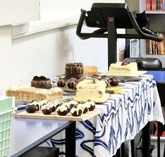 A table with cakes on itAI-generated content may be incorrect.